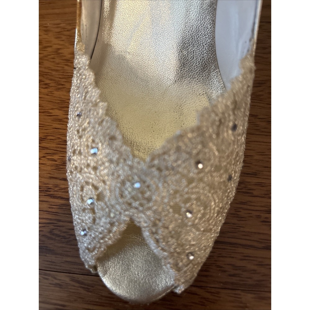 Stuart Weitzman Chantelle Gold Lace Peep Toe Leather Sole Heel Made Spain 8.5 - Picture 2 of 12